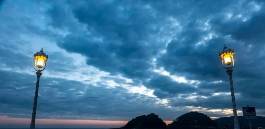 FOTOGRAFÍA. MADRID (REINO DE ESPAÑA), 20 DE NOVIEMBRE DE 2025. Una mujer hace ejercicio a primera hora en San Sebastián. La Agencia Estatal de Meteorología (Aemet) ha activado avisos en cuatro comunidades autónomas, de nivel «naranja» (riesgo importante) en Cataluña, ante el fuerte viento que se va a registrar, con rachas que pueden alcanzar los 90 kilómetros por hora. Efe