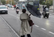 Chubascos y tormentas fuertes con rachas muy fuertes este jueves FOTOGRAFÍA. MADRID (REINO DE ESPAÑA), 20 DE NOVIEMBRE DE 2025. Una mujer lucha contra el viento. La Agencia Estatal de Meteorología (Aemet) ha activado avisos en cuatro comunidades autónomas, de nivel «naranja» (riesgo importante) en Cataluña, ante el fuerte viento que se va a registrar, con rachas que pueden alcanzar los 90 kilómetros por hora. Efe