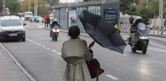 FOTOGRAFÍA. MADRID (REINO DE ESPAÑA), 20 DE NOVIEMBRE DE 2025. Una mujer lucha contra el viento. La Agencia Estatal de Meteorología (Aemet) ha activado avisos en cuatro comunidades autónomas, de nivel «naranja» (riesgo importante) en Cataluña, ante el fuerte viento que se va a registrar, con rachas que pueden alcanzar los 90 kilómetros por hora. Efe