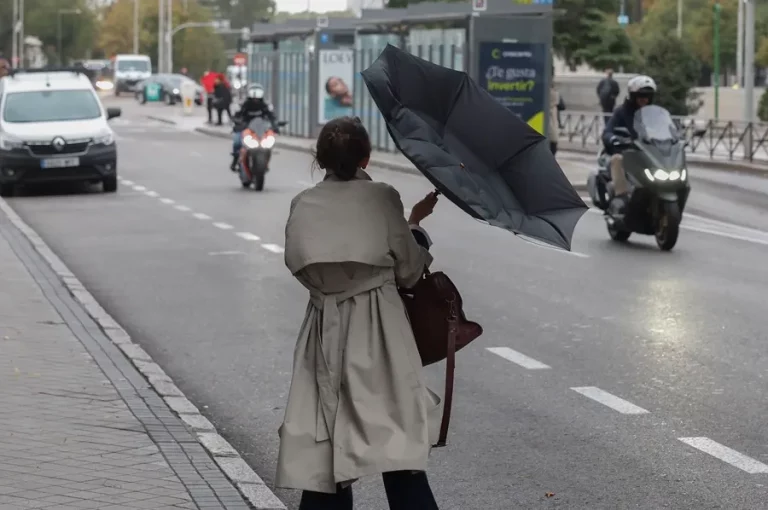FOTOGRAFÍA. MADRID (REINO DE ESPAÑA), 20 DE NOVIEMBRE DE 2025. Una mujer lucha contra el viento. La Agencia Estatal de Meteorología (Aemet) ha activado avisos en cuatro comunidades autónomas, de nivel «naranja» (riesgo importante) en Cataluña, ante el fuerte viento que se va a registrar, con rachas que pueden alcanzar los 90 kilómetros por hora. Efe