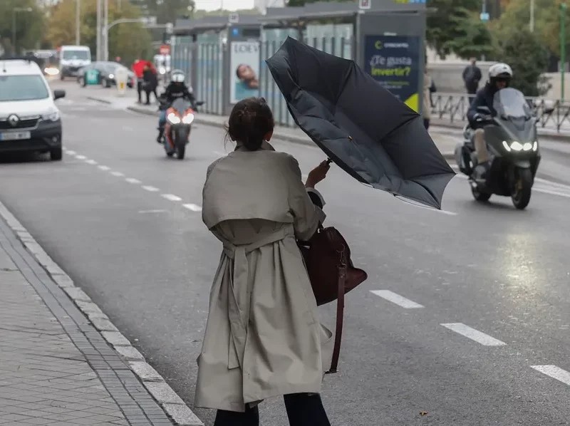 Chubascos y tormentas fuertes con rachas muy fuertes este jueves FOTOGRAFÍA. MADRID (REINO DE ESPAÑA), 20 DE NOVIEMBRE DE 2025. Una mujer lucha contra el viento. La Agencia Estatal de Meteorología (Aemet) ha activado avisos en cuatro comunidades autónomas, de nivel «naranja» (riesgo importante) en Cataluña, ante el fuerte viento que se va a registrar, con rachas que pueden alcanzar los 90 kilómetros por hora. Efe