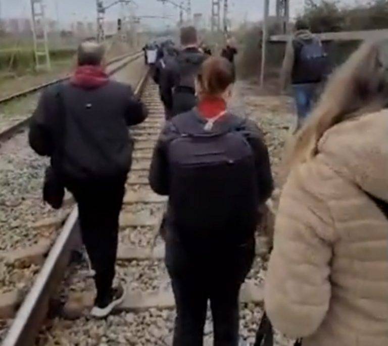 FOTOGRAFÍA. BELLVITGE DE LLOBREGAT (BARCELONA) CATALUÑA (REINO DE ESPAÑA, 07 DE MARZO DE 2025. Detalle de varios pasajeros de Rodalies Catalunya abandonando un tren en el quinto día consecutivo de incidencias en la red ferroviaria en una Comunidad autónoma de Cataluña con competencias compartidas con el Gobierno de España sobre Renfe, en el barrio de Bellvitge de L'Hospitalet de Llobregat (Barcelona), donde un tren ha quedó detenido a 800 metros de la estación"y ante la angustiante situación vivida en el convoy, los pasajeros optaron por bajar a las vías, jugándose la vida. Captura vídeo de testigo/Lasvocesdelpueblo (Ñ Pueblo)