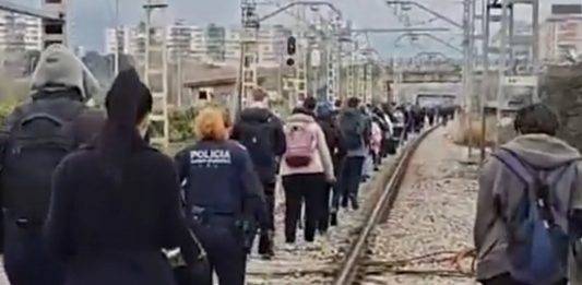 FOTOGRAFÍA. BELLVITGE DE LLOBREGAT (BARCELONA) CATALUÑA (REINO DE ESPAÑA, 07 DE MARZO DE 2025. Detalle de varios pasajeros de Rodalies Catalunya abandonando un tren en el quinto día consecutivo de incidencias en la red ferroviaria en una Comunidad autónoma de Cataluña con competencias compartidas con el Gobierno de España sobre Renfe, en el barrio de Bellvitge de L'Hospitalet de Llobregat (Barcelona), donde un tren ha quedó detenido a 800 metros de la estación"y ante la angustiante situación vivida en el convoy, los pasajeros optaron por bajar a las vías, jugándose la vida. Captura vídeo de testigo/Lasvocesdelpueblo (Ñ Pueblo)