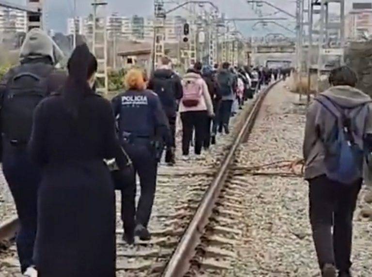 FOTOGRAFÍA. BELLVITGE DE LLOBREGAT (BARCELONA) CATALUÑA (REINO DE ESPAÑA, 07 DE MARZO DE 2025. Detalle de varios pasajeros de Rodalies Catalunya abandonando un tren en el quinto día consecutivo de incidencias en la red ferroviaria en una Comunidad autónoma de Cataluña con competencias compartidas con el Gobierno de España sobre Renfe, en el barrio de Bellvitge de L'Hospitalet de Llobregat (Barcelona), donde un tren ha quedó detenido a 800 metros de la estación"y ante la angustiante situación vivida en el convoy, los pasajeros optaron por bajar a las vías, jugándose la vida. Captura vídeo de testigo/Lasvocesdelpueblo (Ñ Pueblo)