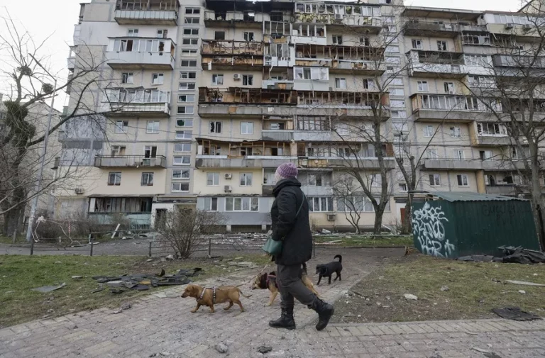 FOTOGRAFÍA. KYIV (Ukraine), 23 DE MARZO DE 2025. Destrozos causados en un edificio por el ataque ruso con drones contra Kiev, que provocó la muerte de al menos tres personas. (Rusia, Ucrania, Kiev). Efe