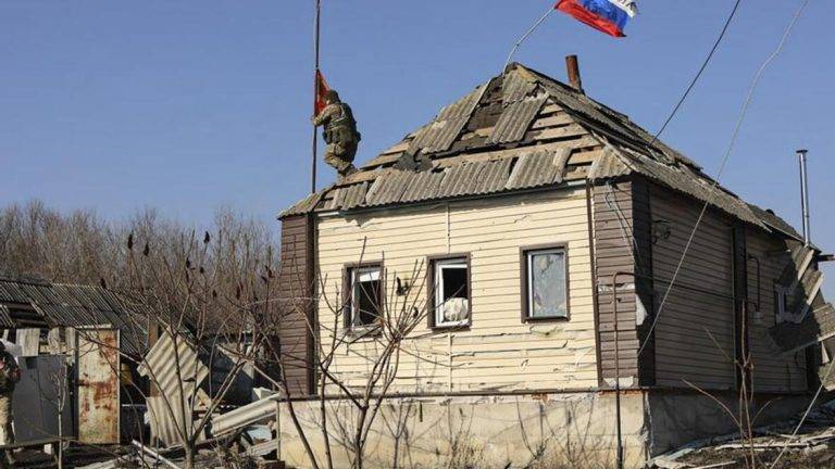 FOTOGRAFÍA. KURSK (FEDERACIÓN RUSA) -RUSIA-, 14 DE MARZO DE 2025. Una foto proporcionada por el servicio de prensa del Ministerio de Defensa ruso muestra a un soldado ruso instalando una bandera roja en el techo de un edificio privado dañado en un pueblo de la región de Kursk, Rusia, el 14 de marzo de 2025. Efe