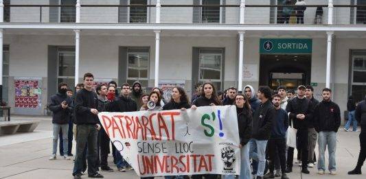 FOTOGRAFÍA. BARCELONA (CATALUÑA) REINO DE ESPAÑA, 06 DE MARZO DE 2025. El debate "Analizando el Feminismo Actual", organizado por la entidad juvenil catalana S'ha Acabat! (S'!) de Andrea Lopart Gonzalo, —que ha contado con la participación de los ponentes: Mónica Lora Cisquer, diputada del Grupo Parlamentario de VOX en el Parlamento de Cataluña y portavoz del Grupo Municipal de esta formación en el Ayuntamiento de Mataró (Barcelona), y Lorena Roldán Suárez, exdirigente de Ciutadans Partit de la Ciutadanía Ciudadanos (Cs) y en la actualidad: Senadora en las Cortes Generales por designación del Parlamento de Cataluña por el Partido Popular (PP) y Portavoz adjunta Grupo Parlamentario del PP en el Parlamento de Cataluña— se ha llevado a cabo sin grandes complicaciones, a pesar de los repetidos intentos de escrache por parte de los grupúsculos nazis ("extrema izquierda" y ultraizquierda separatista "Sindicat d'Estudiants dels Països Catalans (SEPC)") cuyos caducados y retrógrados lemas neonazis no han faltado en el 'menú': "Patriarcado y S'ha Acabat! (S'!) sin lugar en la Universidad", reza en su pancarta en dialecto catalán: "Patriarcat i S'ha Acabat! (S'!) sense lloc en la Universitat". La moderación estuvo a cargo de Marta Llauradó, mientras que la presentación corrió a cargo de Eva Fernández. estuvieron también presentes los diputados de Vox Júlia Calvet Puig, Alberto Tarradas Peneque y Javier Ramírez Gutiérrez, así como destacados representantes del Partido Popular, como Eva Higueras Muñoz y Daniel Serrano Coronado. Lasvocesdelpueblo (Ñ Pueblo)