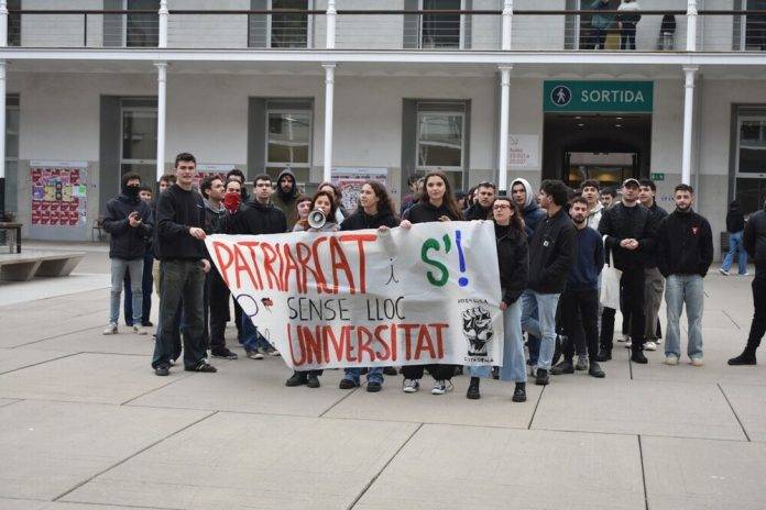 S'Ha Acabat! registra un nuevo éxito en la UPF debatiendo sobre feminismo actual; un acto sin complicaciones frente a los intentos de escrache de los nazis extrema izquierda (1) FOTOGRAFÍA. BARCELONA (CATALUÑA) REINO DE ESPAÑA, 06 DE MARZO DE 2025. El debate "Analizando el Feminismo Actual", organizado por la entidad juvenil catalana S'ha Acabat! (S'!) de Andrea Lopart Gonzalo, —que ha contado con la participación de los ponentes: Mónica Lora Cisquer, diputada del Grupo Parlamentario de VOX en el Parlamento de Cataluña y portavoz del Grupo Municipal de esta formación en el Ayuntamiento de Mataró (Barcelona), y Lorena Roldán Suárez, exdirigente de Ciutadans Partit de la Ciutadanía Ciudadanos (Cs) y en la actualidad: Senadora en las Cortes Generales por designación del Parlamento de Cataluña por el Partido Popular (PP) y Portavoz adjunta Grupo Parlamentario del PP en el Parlamento de Cataluña— se ha llevado a cabo sin grandes complicaciones, a pesar de los repetidos intentos de escrache por parte de los grupúsculos nazis ("extrema izquierda" y ultraizquierda separatista "Sindicat d'Estudiants dels Països Catalans (SEPC)") cuyos caducados y retrógrados lemas neonazis no han faltado en el 'menú': "Patriarcado y S'ha Acabat! (S'!) sin lugar en la Universidad", reza en su pancarta en dialecto catalán: "Patriarcat i S'ha Acabat! (S'!) sense lloc en la Universitat". La moderación estuvo a cargo de Marta Llauradó, mientras que la presentación corrió a cargo de Eva Fernández. estuvieron también presentes los diputados de Vox Júlia Calvet Puig, Alberto Tarradas Peneque y Javier Ramírez Gutiérrez, así como destacados representantes del Partido Popular, como Eva Higueras Muñoz y Daniel Serrano Coronado. Lasvocesdelpueblo (Ñ Pueblo)