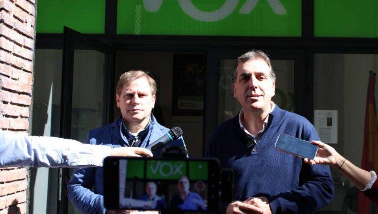 FOTOGRAFÍA. BARCELONA (REINO DE ESPAÑA), 15 DE MARZO DE 2025. La sede VOX en la calle del Camp 28 de Barcelona ha registrado este sábado una comparecencia conjunta ante los medios de comunicación con el presidente del Comité Ejecutivo Provincial (CEP) de VOX en Barcelona y portavoz del Grupo Parlamentario en el Parlamento de Cataluña, Joan Garriga Doménech (izd), el portavoz nacional de VOX en materia de Seguridad, Samuel Vázquez Álvarez (dcha) sobre la actualidad política regional y nacional, principalmente sobre la inseguridad ante la que han convocado dos concentraciones, en Terrassa (Barcelona) y en la ciudad de Barcelona, los próximos días sábado 22 y viernes 28 de marzo de 2025, respectivamente. Lasvocesdelpueblo (Ñ Pueblo)