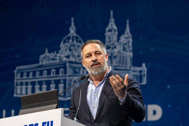 FOTOGRAFÍA. MADRID (REINO DE ESPAÑA), 08 DE FEBRERO DE 2025. Bajo lema "Hacer Europa Grande otra Vez (Make Europe Great Again)", el Hotel Marriott Auditorium de capital del Reino, Madrid, ha acogido este viernes y hoy sábado 8 de febrero  la primera Cumbre de Patriots of Europe (Patriotas por Europa), una coalición de partidos presidida por el líder de VOX, Santiago Abascal Conde (en la imagen), y cuyo grupo en la Eurocámara engloba a las principales fuerzas patriotas del continente, siendo la tercera fuerza política en el Parlamento Europeo tras el Partido Popular Europeo y el Grupo Socialista. Participan Martín Helme (Estonia), Afroditi Latinopoulou (Grecia), Petr Macinka (República Checa), Krzysztof Bosak (Polonia), André Ventura (Portugal), Andrej Babis (Chequia), Geert Wilders (Países Bajos), Matteo Salvini (Italia), Marine Le Pen (Francia), Viktor Orban (Hungría), Santiago Abascal (España y presidente de Patriots). Lasvocesdelpueblo (Ñ Pueblo)