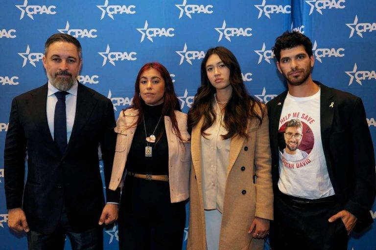 FOTOGRAFÍA. WASHINGTON (ESTADOS UNIDOS DE AMÉRICA), 20 DE FEBRERO DE 2025. El presidente de VOX y líder del patriotismo europeo Patriots of Europe (Patriotas por Europa), Santiago Abascal Conde (i), se ha reunido con personalidades destacadas, entre ellas, subrayar el encuentro con rehén joven israelí Noa Argamani (2 d) entregada a israel tras 245 días de cautiverio por sus secuestradores terroristas islamofascistas y antisemitas gazatíes de Hamas ISIS; de hecho, tras los secuestros del día d ela masacre terrorista en suelo soberano de Israel (7 de octubre de 2023) el líder opositor español viajó a Israel y visitó los lugares del mayor asesinatos de judíos tras el Holocausto nazi de los años 1940. Durante su histórico discurso, Abascal ha recordado ante los asistentes a la Conservative Party Action Conference ["Conferencia Política de Acción Conservadora"] (CPAC) que el presidente del Gobierno de España, secretario general del PSOE y líder de la WOKE en España, Pedro Sánchez Pérez Castejón, viaja a Kiev (Ucrania), "pero no lo va a hacer para decir a los ucranianos que las bombas que lanza Rusia las paga él mismo, que le compra a Rusia el doble de gas que compraba antes de la guerra... y con ese dinero que han dado, han financiado la guerra" al presidente de la Federación Rusa, "Vladímir Vladímirovich Putin". Lasvocesdelpueblo (Ñ pueblo)