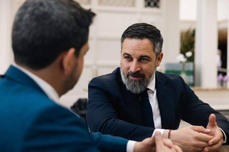 FOTOGRAFÍA. WASHINGTON (ESTADOS UNIDOS DE AMÉRICA), 20 DE FEBRERO DE 2025. El presidente de VOX y líder del patriotismo europeo Patriots of Europe (Patriotas por Europa), Santiago Abascal Conde (d), se ha reunido con personalidades destacadas, entre ellas, subrayar el encuentro con rehén joven israelí Noa Argamani, entregada a israel tras 245 días de cautiverio por sus secuestradores terroristas islamofascistas y antisemitas gazatíes de Hamas ISIS; de hecho, tras los secuestros del día d ela masacre terrorista en suelo soberano de Israel (7 de octubre de 2023) el líder opositor español viajó a Israel y visitó los lugares del mayor asesinatos de judíos tras el Holocausto nazi de los años 1940. Durante su histórico discurso, Abascal ha recordado ante los asistentes a la Conservative Party Action Conference ["Conferencia Política de Acción Conservadora"] (CPAC) que el presidente del Gobierno de España, secretario general del PSOE y líder de la WOKE en España, Pedro Sánchez Pérez Castejón, viaja a Kiev (Ucrania), "pero no lo va a hacer para decir a los ucranianos que las bombas que lanza Rusia las paga él mismo, que le compra a Rusia el doble de gas que compraba antes de la guerra... y con ese dinero que han dado, han financiado la guerra" al presidente de la Federación Rusa, "Vladímir Vladímirovich Putin". Lasvocesdelpueblo (Ñ pueblo)