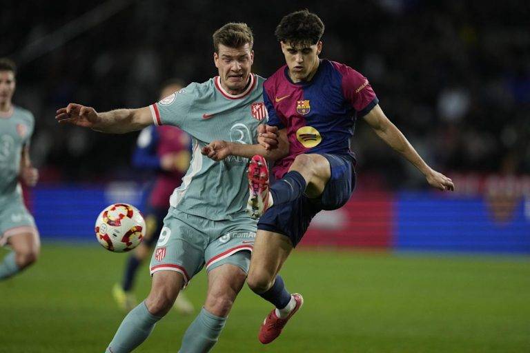 FOTOGRAFÍA. BARCELONA (CATALUÑA) REINO DE ESPAÑA, 25 DE FEBRERO DE 2025. El delantero del Atlético de Madrid Alexander Sørloth (i) lucha con Pau Cubarsí, del Barcelona, durante el partido de ida de las semifinales de la Copa del Rey que midió a ambos conjuntos. Efe