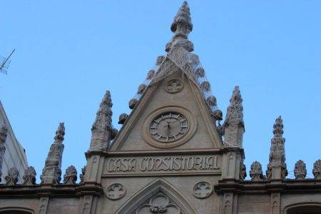 FOTOGRAFÍA. TERRASSA (BARCELONA) REINO DE ESPAÑA, 22 DE MARZO DE 2025. La portavoz nacional de Agenda España de VOX y portavoz del Grupo Parlamentario de esta formación política de las clases obreras y patriotismo español en la Asamblea de Madrid, Isabel Pérez Moñino-Aranda, que ha arropado esta tarde a la cúpula provincia de VOX en Barcelona, liderada por el presidente del Comité Provincial (CEP) y portavoz del Grupo Parlamentario en el Parlamento de Cataluña, Joan Garriga Doménech, y la cúpula local en Terrassa, liderada por la coordinadora del partido en Tarrasa y portavoz municipal en el Ayuntamiento de la Terrassa, Alicia Tomás Martínez, en una plaza de la Vila inundada de orgullo a una civilización occidental azotada por el las nuevas ideologías totalitarias y satanistas: WOKE, globalismo y multiculturalismo; así como ha podido comprobar Lasvocesdelpueblo, arropando también al nuevo líder del sindicato SOLIDARIDAD para la Defensa de los Trabajadores de España, Jordi Albert de la Fuente Miró (Jordi de la Fuente), el concejal de VOX en el Ayuntamiento de Barcelona, Liberto Senderos Oliva, la portavoz del Grupo VOX Ayuntamiento de Cambrils (Tarragona), Isabel Segarra Clemente, la portavoz nacional de Juventud de VOX y diputada por Barcelona al Parlament de Catalunya, Julia Calvet Puig, los concejales del Grupo Municipal de VOX en el Ayuntamiento de Terrassa Daniel Pinto Bausela (Dani Pinto) y Mireya Navarro Andreu, entre otros, ha advertido de que "lo que ocurrió la semana pasada en Salt (Gerona)" a los inicios de este mes de marzo "es una advertencia; un desafío a nuestro orden, a nuestras leyes y a nuestra soberanía; un choque entre nuestra civilización y las autoridades religiosas islámicas, por mucho que los medios de comunicación subvencionados dijeran que era un problema de vivienda", dijo la política de la RESISTENCIA VOX. Lasvocesdelpueblo (Ñ Pueblo)