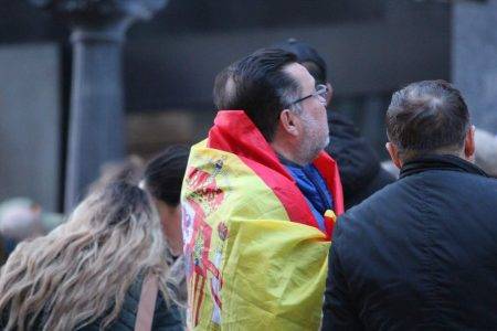 FOTOGRAFÍA. TERRASSA (BARCELONA) REINO DE ESPAÑA, 22 DE MARZO DE 2025. La portavoz nacional de Agenda España de VOX y portavoz del Grupo Parlamentario de esta formación política de las clases obreras y patriotismo español en la Asamblea de Madrid, Isabel Pérez Moñino-Aranda, que ha arropado esta tarde a la cúpula provincia de VOX en Barcelona, liderada por el presidente del Comité Provincial (CEP) y portavoz del Grupo Parlamentario en el Parlamento de Cataluña, Joan Garriga Doménech, y la cúpula local en Terrassa, liderada por la coordinadora del partido en Tarrasa y portavoz municipal en el Ayuntamiento de la Terrassa, Alicia Tomás Martínez, en una plaza de la Vila inundada de orgullo a una civilización occidental azotada por el las nuevas ideologías totalitarias y satanistas: WOKE, globalismo y multiculturalismo; así como ha podido comprobar Lasvocesdelpueblo, arropando también al nuevo líder del sindicato SOLIDARIDAD para la Defensa de los Trabajadores de España, Jordi Albert de la Fuente Miró (Jordi de la Fuente), el concejal de VOX en el Ayuntamiento de Barcelona, Liberto Senderos Oliva, la portavoz del Grupo VOX Ayuntamiento de Cambrils (Tarragona), Isabel Segarra Clemente, la portavoz nacional de Juventud de VOX y diputada por Barcelona al Parlament de Catalunya, Julia Calvet Puig, los concejales del Grupo Municipal de VOX en el Ayuntamiento de Terrassa Daniel Pinto Bausela (Dani Pinto) y Mireya Navarro Andreu, entre otros, ha advertido de que "lo que ocurrió la semana pasada en Salt (Gerona)" a los inicios de este mes de marzo "es una advertencia; un desafío a nuestro orden, a nuestras leyes y a nuestra soberanía; un choque entre nuestra civilización y las autoridades religiosas islámicas, por mucho que los medios de comunicación subvencionados dijeran que era un problema de vivienda", dijo la política de la RESISTENCIA VOX. Lasvocesdelpueblo (Ñ Pueblo)