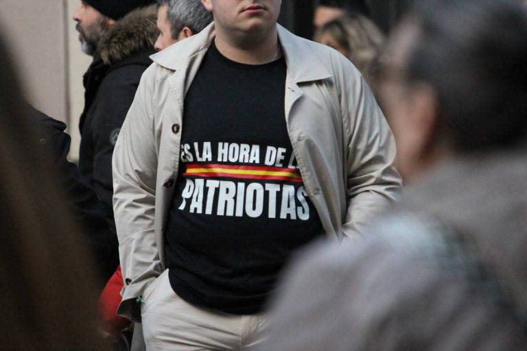 FOTOGRAFÍA. TERRASSA (BARCELONA) REINO DE ESPAÑA, 22 DE MARZO DE 2025. La portavoz nacional de Agenda España de VOX y portavoz del Grupo Parlamentario de esta formación política de las clases obreras y patriotismo español en la Asamblea de Madrid, Isabel Pérez Moñino-Aranda, que ha arropado esta tarde a la cúpula provincia de VOX en Barcelona, liderada por el presidente del Comité Provincial (CEP) y portavoz del Grupo Parlamentario en el Parlamento de Cataluña, Joan Garriga Doménech, y la cúpula local en Terrassa, liderada por la coordinadora del partido en Tarrasa y portavoz municipal en el Ayuntamiento de la Terrassa, Alicia Tomás Martínez, en una plaza de la Vila inundada de orgullo a una civilización occidental azotada por el las nuevas ideologías totalitarias y satanistas: WOKE, globalismo y multiculturalismo; así como ha podido comprobar Lasvocesdelpueblo, arropando también al nuevo líder del sindicato SOLIDARIDAD para la Defensa de los Trabajadores de España, Jordi Albert de la Fuente Miró (Jordi de la Fuente), el concejal de VOX en el Ayuntamiento de Barcelona, Liberto Senderos Oliva, la portavoz del Grupo VOX Ayuntamiento de Cambrils (Tarragona), Isabel Segarra Clemente, la portavoz nacional de Juventud de VOX y diputada por Barcelona al Parlament de Catalunya, Julia Calvet Puig, los concejales del Grupo Municipal de VOX en el Ayuntamiento de Terrassa Daniel Pinto Bausela (Dani Pinto) y Mireya Navarro Andreu, entre otros, ha advertido de que "lo que ocurrió la semana pasada en Salt (Gerona)" a los inicios de este mes de marzo "es una advertencia; un desafío a nuestro orden, a nuestras leyes y a nuestra soberanía; un choque entre nuestra civilización y las autoridades religiosas islámicas, por mucho que los medios de comunicación subvencionados dijeran que era un problema de vivienda", dijo la política de la RESISTENCIA VOX. Lasvocesdelpueblo (Ñ Pueblo)