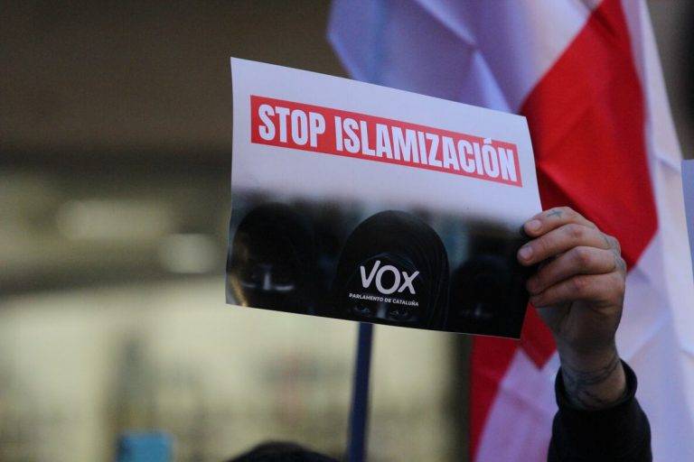 FOTOGRAFÍA. TERRASSA (BARCELONA) REINO DE ESPAÑA, 22 DE MARZO DE 2025. La portavoz nacional de Agenda España de VOX y portavoz del Grupo Parlamentario de esta formación política de las clases obreras y patriotismo español en la Asamblea de Madrid, Isabel Pérez Moñino-Aranda, que ha arropado esta tarde a la cúpula provincia de VOX en Barcelona, liderada por el presidente del Comité Provincial (CEP) y portavoz del Grupo Parlamentario en el Parlamento de Cataluña, Joan Garriga Doménech, y la cúpula local en Terrassa, liderada por la coordinadora del partido en Tarrasa y portavoz municipal en el Ayuntamiento de la Terrassa, Alicia Tomás Martínez, en una plaza de la Vila inundada de orgullo a una civilización occidental azotada por el las nuevas ideologías totalitarias y satanistas: WOKE, globalismo y multiculturalismo; así como ha podido comprobar Lasvocesdelpueblo, arropando también al nuevo líder del sindicato SOLIDARIDAD para la Defensa de los Trabajadores de España, Jordi Albert de la Fuente Miró (Jordi de la Fuente), el concejal de VOX en el Ayuntamiento de Barcelona, Liberto Senderos Oliva, la portavoz del Grupo VOX Ayuntamiento de Cambrils (Tarragona), Isabel Segarra Clemente, la portavoz nacional de Juventud de VOX y diputada por Barcelona al Parlament de Catalunya, Julia Calvet Puig, los concejales del Grupo Municipal de VOX en el Ayuntamiento de Terrassa Daniel Pinto Bausela (Dani Pinto) y Mireya Navarro Andreu, entre otros, ha advertido de que "lo que ocurrió la semana pasada en Salt (Gerona)" a los inicios de este mes de marzo "es una advertencia; un desafío a nuestro orden, a nuestras leyes y a nuestra soberanía; un choque entre nuestra civilización y las autoridades religiosas islámicas, por mucho que los medios de comunicación subvencionados dijeran que era un problema de vivienda", dijo la política de la RESISTENCIA VOX. Lasvocesdelpueblo (Ñ Pueblo)