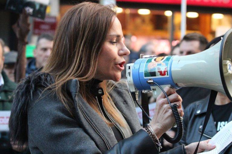 FOTOGRAFÍA. TERRASSA (BARCELONA) REINO DE ESPAÑA, 22 DE MARZO DE 2025. La portavoz nacional de Agenda España de VOX y portavoz del Grupo Parlamentario de esta formación política de las clases obreras y patriotismo español en la Asamblea de Madrid, Isabel Pérez Moñino-Aranda, que ha arropado esta tarde a la cúpula provincia de VOX en Barcelona, liderada por el presidente del Comité Provincial (CEP) y portavoz del Grupo Parlamentario en el Parlamento de Cataluña, Joan Garriga Doménech, y la cúpula local en Terrassa, liderada por la coordinadora del partido en Tarrasa y portavoz municipal en el Ayuntamiento de la Terrassa, Alicia Tomás Martínez, en una plaza de la Vila inundada de orgullo a una civilización occidental azotada por el las nuevas ideologías totalitarias y satanistas: WOKE, globalismo y multiculturalismo; así como ha podido comprobar Lasvocesdelpueblo, arropando también al nuevo líder del sindicato SOLIDARIDAD para la Defensa de los Trabajadores de España, Jordi Albert de la Fuente Miró (Jordi de la Fuente), el concejal de VOX en el Ayuntamiento de Barcelona, Liberto Senderos Oliva, la portavoz del Grupo VOX Ayuntamiento de Cambrils (Tarragona), Isabel Segarra Clemente, la portavoz nacional de Juventud de VOX y diputada por Barcelona al Parlament de Catalunya, Julia Calvet Puig, los concejales del Grupo Municipal de VOX en el Ayuntamiento de Terrassa Daniel Pinto Bausela (Dani Pinto) y Mireya Navarro Andreu, entre otros, ha advertido de que "lo que ocurrió la semana pasada en Salt (Gerona)" a los inicios de este mes de marzo "es una advertencia; un desafío a nuestro orden, a nuestras leyes y a nuestra soberanía; un choque entre nuestra civilización y las autoridades religiosas islámicas, por mucho que los medios de comunicación subvencionados dijeran que era un problema de vivienda", dijo la política de la RESISTENCIA VOX. Lasvocesdelpueblo (Ñ Pueblo)