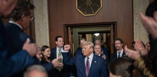 FOTOGRAFÍA. WASHINGTON (ESTADOS UNIDOS DE AMÉRICA), 04 DE MARZO DE 2025. El presidente 47° de los Estados Unidos de América, Donald John Trump, junto a su vicepresidente James David Vance, ha proclamado este martes desde la Tribuna del Capitolio (Congreso de los Diputados de este país), "el amanecer de la Edad de Oro de United States of America (USA)", que -ha subrayado- ya anunció cuando visitó esta Cámara tras ser reconocido oficialmente como presidente electo después de las elecciones presenciales de noviembre de 2024. "Nuna más EEUU será WOKE (progresista)", reafirmó entre interminables aplausos de un Capitolio en pie para rendirle homenaje al hombre que se ha dirigido también y directamente a la militancia WOKE y ultraizquierda del Partido Demócrata de Joe Biden y Kamala Harris, reflexionando y reclamando que se une a él y le acompaña en esos momentos de "victoria" tras otra para "hacer juntos América grande otra vez". Lasvocesdelpueblo (Ñ Pueblo)