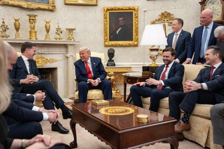 FOTOGRAFÍA. WASHINGTON (ESTADOS UNIDOS DE AMÉRICA), 13 DE MARZO DE 2025. La 47º Administración de United States of America (USA), presidente Donald John Trump y vicepresidente James david Vance, se reúne con el secretario general de la Alianza Atlántica (OTAN), Mark Rutte, en la Oficina Oval (Presidencia de los Estados Unidos de América), en una ambiente muy cordial. "Cuando fui por primera vez a la OTAN noté que muy poca gente pagaba (aportación en Defensa), y si lo hacían, no pagaban lo que les correspondía". "Logré recaudar cientos de miles de millones de dólares, el dinero empezó a llegar a raudales y la OTAN se fortaleció mucho gracias a mis acciones", ha manifestado el líder dle mundo libre. Lasvocesdelpueblo (Ñ Pueblo)