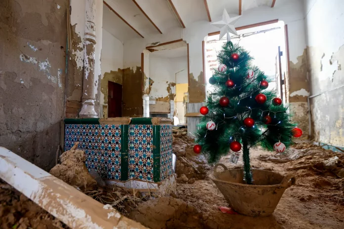 Un árbol de Navidad decora una planta baja repleta de escombro y lodo, este martes. Cuatro semanas después continúan las labores de limpieza en Paiporta, FOTOGRAFÍA. SEDAVÍ (PROVINCIA DE VALENCIA) COMUNIDAD VALENCIANA (REINO DE ESPAÑA), 07 DE NOVIEMBRE DE 2024. Detalle de una foto muestra la altura a la que ha llegado el agua tras la inundación de un colegio de Sedaví, Valencia, el pasado miércoles 29 de octubre de 2024, por los efectos devastadores de la Depresión Aislada en Niveles Altos (DANA) o (gota fría) que ha asolado numerosos municipios de la provincia de Valencia (Comunidad Valenciana). Efe