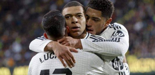 FOTOGRAFÍA. VILA-REAL (CASTELLÓN) COMUNIDAD VALENCIANA) REINO DE ESPAÑA, 15 DE MARZO DE 2025. El delantero francés del Real Madrid Kylian Mbappé celebra con sus compañeros uno de sus goles ante el Villarreal durante el partido de Liga disputado entre el Villarreal y el Real Madrid, este sábado en el Estadio de La Cerámica, en Villarreal. Efe