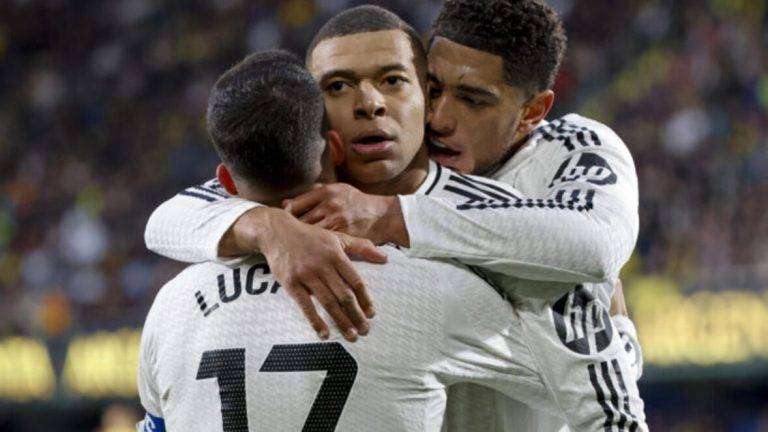 FOTOGRAFÍA. VILA-REAL (CASTELLÓN) COMUNIDAD VALENCIANA) REINO DE ESPAÑA, 15 DE MARZO DE 2025. El delantero francés del Real Madrid Kylian Mbappé celebra con sus compañeros uno de sus goles ante el Villarreal durante el partido de Liga disputado entre el Villarreal y el Real Madrid, este sábado en el Estadio de La Cerámica, en Villarreal. Efe