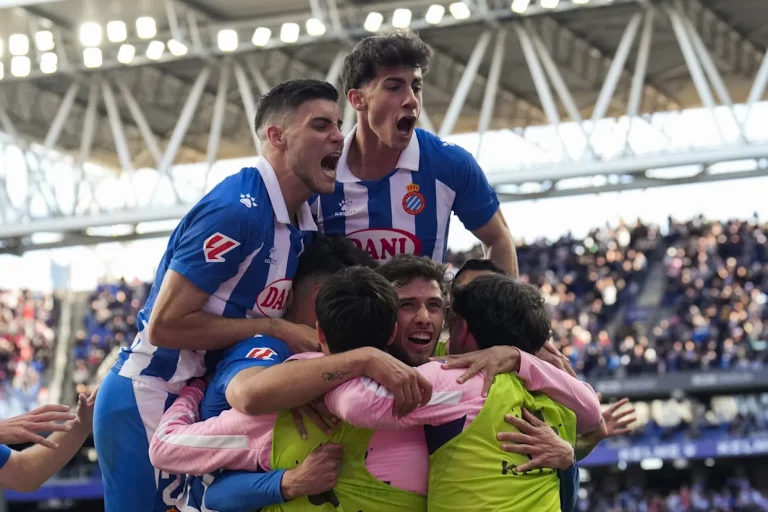FOTOGRAFÍA. CORNELLÁ DE LLOBREGAT (BARCELONA) REINO DE ESPAÑA, 29 DE MARZO DE 2025. Los jugadores del RCD Espanyol celebran el gol de Javier Puado contra el Atlético de Madrid, durante el partido de la jornada 29 de LaLiga entre el RCD Espanyol y el Atlético de Madrid, este sábado en el RCDE Stadium en Cornellá de Llobregat (Barcelona). Efe