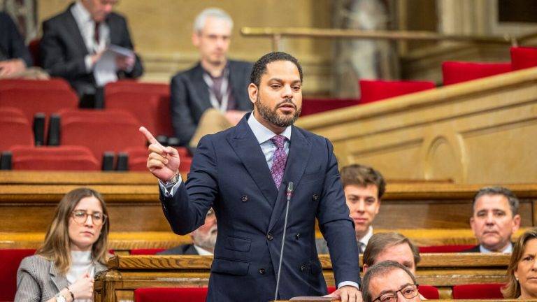 FOTOGRAFÍA. BARCELONA (CATALUÑA) REINO DE ESPAÑA, 26 DE MARZO DE 2025. Una imagen registrada este miércoles muestra al presidente del Grupo Parlamentario de VOX en el Parlamento de Cataluña y secretario general de de esta formación política presidida por Santiago Abascal Conde, Ignacio Garriga Vaz de Conceiçao, durante su intervención en el Pleno, desde la bancada d ela RESISTENCIA catalana a las políticas WOKE y separatistas. Lasvocesdelpueblo (Ñ Pueblo) Lasvocesdelpueblo (Ñ Pueblo)
