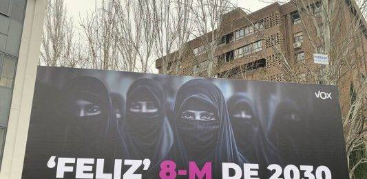 FOTOGRAFÍA. MADRID (REINO DE ESPAÑA), 08 DE MARZO DE 2025. La formación política antiWOKE que preside Santiago Abascal Conde, VOX, ha lanzado una campaña de recogida de firma en defensa de la mujer y de la civilización europea, con el motivo de la conmemoración del Día Internacional de la Mujer Trabajadora, 8 de marzo de 2025 (8M). Con un rótulo "Feliz 8M de 2030" junto a mujeres europeas islamizadas luciendos sus jilbabs, cubriendo todo su cuerpo para cumplir con los estándares de modestia en el Islam; y con otro rótulo "¿Qué España Quieres?" junto a dos mujeres europeas, una ya islamizada  que luce su hijab, cubriendo su cabeza y cuello para mostrar su modestia y obediencia a los mandamientos del Islam; y otra europea que aún sigue disfrutando de su libertad guardando, defendiendo y luchando por la civilización judeocristiana del Occidente. "Si crees que las mujeres deben vivir en libertad" entonces "firma" en el siguiente enlace [https://accion.voxespana.es/mujeresenlibertad#yihad]. Así dice la campaña de VOX. Lasvocesdelpueblo ( Ñ Pueblo)