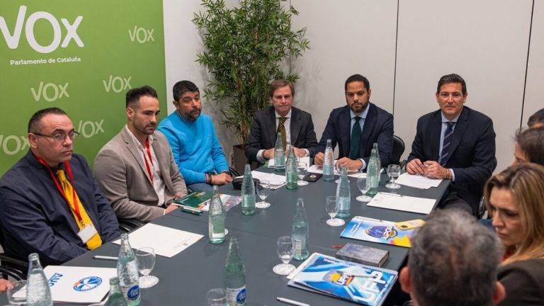 FOTOGRAFÍA. BARCELONA (REINO DE ESPAÑA), 12 DE FEBRERO DE 2025. El grupo parlamentario de VOX en el Parlamento de Cataluña, presidido por Ignacio Garriga Vaz de Conceiçao, se ha reunido con los sindicatos de Policía Nacional y asociaciones de la Guardia Civil con sede en la Comunidad Autónoma de Cataluña en el Palacio del Parlament Autonómic de Catalunya: SUP, JUPOL, UFP, JUCIL, AUGC, AEGC, UP e IGC para tratar el anuncio de traspaso de competencias a la Generalitat de Cataluña en materia de fronteras e inmigración. Lasvocesdelpueblo (Ñ Pueblo)