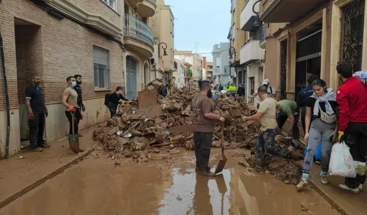 FOTOGRAFÍA. ALDAIA (PROVINCIA DE VALENCIA) COMUNIDAD VALENCIANA (REINO DE ESPAÑA), 04 DE NOVIEMBRE DE 2024. Vecinos continúan con las labores de limpieza en Aldaia, Valencia, por los efectos devastadores de la Depresión Aislada en Niveles Altos (DANA) o (gota fría) que ha asolado numerosos municipios de la provincia de Valencia (Comunidad Valenciana) del pasado miércoles 29 de octubre de 2024. Efe