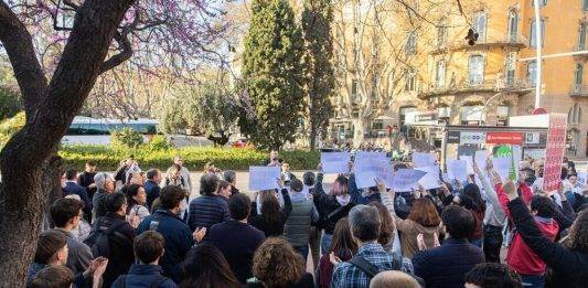 FOTOGRAFÍA. SARRIÁ-SANT GERVASIO (BARCELONA) REINO DE ESPAÑA, 28 DE MARZO DE 2025. Una protesta en Plaza Kennedy de Barcelona, bajo "Queremos Seguridad. Cierre del Centro de Calle Císter ¡Ya!", ha registrado la presencia de los dirigentes de VOX como su consejero en el Distrito de Sarriá-San Gervasio (Barcelona), Carlos Oliva Lucio; el concejal y Presidente del Grupo Municipal en el Ayuntamiento de Barcelona y presidente local del partido, Gonzalo de Oro-Pulido Plaza; la portavoz adjunta y diputada por Barcelona al Parlament de Catalunya, María Elisa García Fuster; el líder provincial de Barcelona de la RESISTENCIA obrera y patriótica y portavoz del Grupo Parlamentario en el Parlament de Catalunya, Joan Garriga Doménech; la diputada por Barcelona al Congreso de los Diputados, María Caridad Mejías Sánchez (Carina Mejías); el presidente provincial de VOX en Gerona y diputado por esta circunscripción electoral a la Cámara Catalana, Alberto Tarradas Peneque; la portavoz del Grupo Municipal y líder local del partido en Terrassa, Alicia Tomás Martínez; el nuevo secretario general del sindicato SOLIDARIDAD para la Defensa de los Trabajadores de España, Jordi Albert de la Fuente Miró (Jordi de la Fuente), entre otros. Lasvocesdelpueblo (Ñ Pueblo)