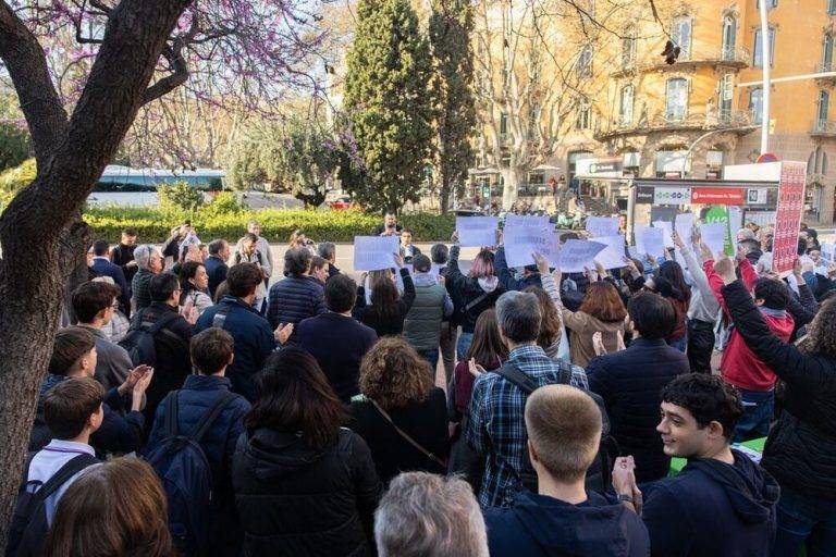 FOTOGRAFÍA. SARRIÁ-SANT GERVASIO (BARCELONA) REINO DE ESPAÑA, 28 DE MARZO DE 2025. Una protesta en Plaza Kennedy de Barcelona, bajo "Queremos Seguridad. Cierre del Centro de Calle Císter ¡Ya!", ha registrado la presencia de los dirigentes de VOX como su consejero en el Distrito de Sarriá-San Gervasio (Barcelona), Carlos Oliva Lucio; el concejal y Presidente del Grupo Municipal en el Ayuntamiento de Barcelona y presidente local del partido, Gonzalo de Oro-Pulido Plaza; la portavoz adjunta y diputada por Barcelona al Parlament de Catalunya, María Elisa García Fuster; el líder provincial de Barcelona de la RESISTENCIA obrera y patriótica y portavoz del Grupo Parlamentario en el Parlament de Catalunya, Joan Garriga Doménech; la diputada por Barcelona al Congreso de los Diputados, María Caridad Mejías Sánchez (Carina Mejías); el presidente provincial de VOX en Gerona y diputado por esta circunscripción electoral a la Cámara Catalana, Alberto Tarradas Peneque; la portavoz del Grupo Municipal y líder local del partido en Terrassa, Alicia Tomás Martínez; el nuevo secretario general del sindicato SOLIDARIDAD para la Defensa de los Trabajadores de España, Jordi Albert de la Fuente Miró (Jordi de la Fuente), entre otros. Lasvocesdelpueblo (Ñ Pueblo)