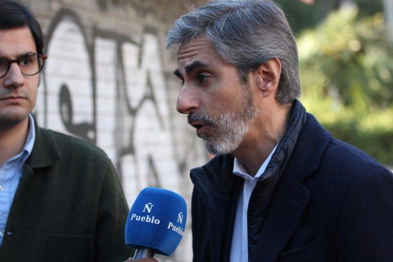 FOTOGRAFÍA. SARRIÁ-SANT GERVASIO (BARCELONA) REINO DE ESPAÑA, 28 DE MARZO DE 2025. Una protesta en Plaza Kennedy de Barcelona, bajo "Queremos Seguridad. Cierre del Centro de Calle Císter ¡Ya!", ha registrado la presencia de los dirigentes de VOX como su consejero en el Distrito de Sarriá-San Gervasio (Barcelona), Carlos Oliva Lucio; el concejal y Presidente del Grupo Municipal en el Ayuntamiento de Barcelona y presidente local del partido, Gonzalo de Oro-Pulido Plaza; la portavoz adjunta y diputada por Barcelona al Parlament de Catalunya, María Elisa García Fuster; el líder provincial de Barcelona de la RESISTENCIA obrera y patriótica y portavoz del Grupo Parlamentario en el Parlament de Catalunya, Joan Garriga Doménech; la diputada por Barcelona al Congreso de los Diputados, María Caridad Mejías Sánchez (Carina Mejías); el presidente provincial de VOX en Gerona y diputado por esta circunscripción electoral a la Cámara Catalana, Alberto Tarradas Peneque; la portavoz del Grupo Municipal y líder local del partido en Terrassa, Alicia Tomás Martínez; el nuevo secretario general del sindicato SOLIDARIDAD para la Defensa de los Trabajadores de España, Jordi Albert de la Fuente Miró (Jordi de la Fuente), entre otros. Lasvocesdelpueblo (Ñ Pueblo)