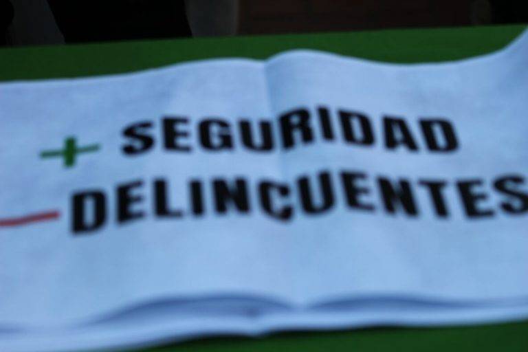 FOTOGRAFÍA. SARRIÁ-SANT GERVASIO (BARCELONA) REINO DE ESPAÑA, 28 DE MARZO DE 2025. Una protesta en Plaza Kennedy de Barcelona, bajo "Queremos Seguridad. Cierre del Centro de Calle Císter ¡Ya!", ha registrado la presencia de los dirigentes de VOX como su consejero en el Distrito de Sarriá-San Gervasio (Barcelona), Carlos Oliva Lucio; el concejal y Presidente del Grupo Municipal en el Ayuntamiento de Barcelona y presidente local del partido, Gonzalo de Oro-Pulido Plaza; la portavoz adjunta y diputada por Barcelona al Parlament de Catalunya, María Elisa García Fuster; el líder provincial de Barcelona de la RESISTENCIA obrera y patriótica y portavoz del Grupo Parlamentario en el Parlament de Catalunya, Joan Garriga Doménech; la diputada por Barcelona al Congreso de los Diputados, María Caridad Mejías Sánchez (Carina Mejías); el presidente provincial de VOX en Gerona y diputado por esta circunscripción electoral a la Cámara Catalana, Alberto Tarradas Peneque; la portavoz del Grupo Municipal y líder local del partido en Terrassa, Alicia Tomás Martínez; el nuevo secretario general del sindicato SOLIDARIDAD para la Defensa de los Trabajadores de España, Jordi Albert de la Fuente Miró (Jordi de la Fuente), entre otros. Lasvocesdelpueblo (Ñ Pueblo)