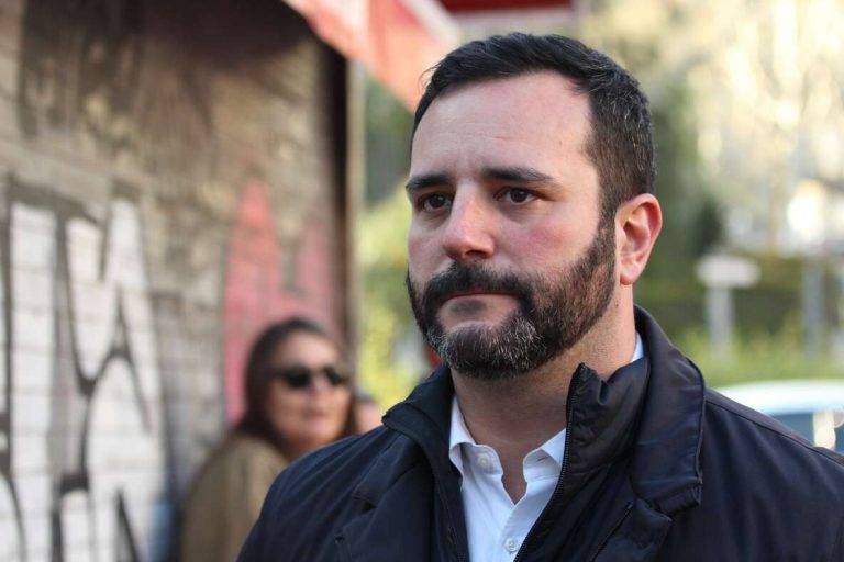 FOTOGRAFÍA. SARRIÁ-SANT GERVASIO (BARCELONA) REINO DE ESPAÑA, 28 DE MARZO DE 2025. Una protesta en Plaza Kennedy de Barcelona, bajo "Queremos Seguridad. Cierre del Centro de Calle Císter ¡Ya!", ha registrado la presencia de los dirigentes de VOX como su consejero en el Distrito de Sarriá-San Gervasio (Barcelona), Carlos Oliva Lucio; el concejal y Presidente del Grupo Municipal en el Ayuntamiento de Barcelona y presidente local del partido, Gonzalo de Oro-Pulido Plaza; la portavoz adjunta y diputada por Barcelona al Parlament de Catalunya, María Elisa García Fuster; el líder provincial de Barcelona de la RESISTENCIA obrera y patriótica y portavoz del Grupo Parlamentario en el Parlament de Catalunya, Joan Garriga Doménech; la diputada por Barcelona al Congreso de los Diputados, María Caridad Mejías Sánchez (Carina Mejías); el presidente provincial de VOX en Gerona y diputado por esta circunscripción electoral a la Cámara Catalana, Alberto Tarradas Peneque; la portavoz del Grupo Municipal y líder local del partido en Terrassa, Alicia Tomás Martínez; el nuevo secretario general del sindicato SOLIDARIDAD para la Defensa de los Trabajadores de España, Jordi Albert de la Fuente Miró (Jordi de la Fuente), entre otros. Lasvocesdelpueblo (Ñ Pueblo)