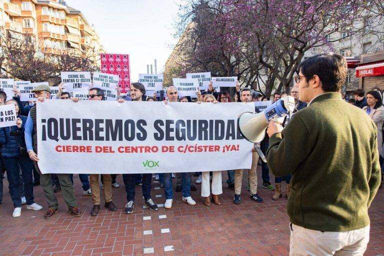 FOTOGRAFÍA. SARRIÁ-SANT GERVASIO (BARCELONA) REINO DE ESPAÑA, 28 DE MARZO DE 2025. Una protesta en Plaza Kennedy de Barcelona, bajo "Queremos Seguridad. Cierre del Centro de Calle Císter ¡Ya!", ha registrado la presencia de los dirigentes de VOX como su consejero en el Distrito de Sarriá-San Gervasio (Barcelona), Carlos Oliva Lucio; el concejal y Presidente del Grupo Municipal en el Ayuntamiento de Barcelona y presidente local del partido, Gonzalo de Oro-Pulido Plaza; la portavoz adjunta y diputada por Barcelona al Parlament de Catalunya, María Elisa García Fuster; el líder provincial de Barcelona de la RESISTENCIA obrera y patriótica y portavoz del Grupo Parlamentario en el Parlament de Catalunya, Joan Garriga Doménech; la diputada por Barcelona al Congreso de los Diputados, María Caridad Mejías Sánchez (Carina Mejías); el presidente provincial de VOX en Gerona y diputado por esta circunscripción electoral a la Cámara Catalana, Alberto Tarradas Peneque; la portavoz del Grupo Municipal y líder local del partido en Terrassa, Alicia Tomás Martínez; el nuevo secretario general del sindicato SOLIDARIDAD para la Defensa de los Trabajadores de España, Jordi Albert de la Fuente Miró (Jordi de la Fuente), entre otros. Lasvocesdelpueblo (Ñ Pueblo)