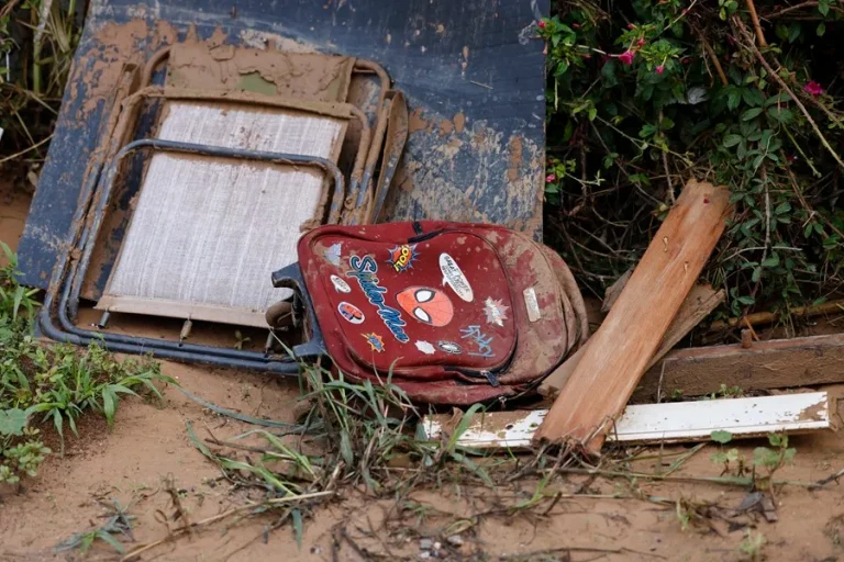 FOTOGRAFÍA. PAIPORTA (PROVINCIA DE VALENCIA) COMUNIDAD VALENCIANA (REINO DE ESPAÑA), 04 DE NOVIEMBRE DE 2024. Vista de una mochila en Valencia este lunes, por los efectos devastadores de la Depresión Aislada en Niveles Altos (DANA) o (gota fría) que ha asolado numerosos municipios de la provincia de Valencia (Comunidad Valenciana) del pasado miércoles 29 de octubre de 2024. Efe