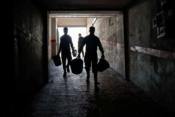 FOTOGRAFÍA. ALDAIA (PROVINCIA DE VALENCIA) COMUNIDAD VALENCIANA (REINO DE ESPAÑA), 07 DE NOVIEMBRE DE 2024. Detalle de voluntarios trabajando en labores de limpieza y desescombro de un garaje de Aldaia, este jueves. , por una calle de esta ciudad española azotada fuertemente por los efectos devastadores de la Depresión Aislada en Niveles Altos (DANA) o (gota fría) del pasado miércoles 29 Octubre de 2024. La Universitat de València (UV) y la Universitat Politècnica de València (UPV) han anunciado este jueves en un comunicado conjunto la implementación temporal hasta el próximo 5 de diciembre de la docencia en línea en sus principales campus con el objetivo de «garantizar la seguridad y la continuidad académica» de toda su comunidad tras la dana. Ambas instituciones académicas, que siguen con la actividad suspendida hasta este domingo, quieren «minimizar la movilidad de vehículos particulares en el área metropolitana de València», en respuesta a las severas inundaciones causadas por la tragedia y también al hecho de que, por ejemplo, no haya aún servicio de metro y tranvía de Metrovalencia en la capital y su área metropolitana. Efe