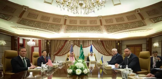 FOTOGRAFÍA. YEDA (ARABIA SAUDITA), 11 DE MARZO DE 2025. Una delegación ucraniana de alto nivel se reúne en la ciudad saudí de Yeda con representantes de EE.UU., en el primer encuentro que se celebra en Arabia Saudí entre dirigentes de ambos países en el marco de los esfuerzos de Washington por impulsar una negociación entre Moscú y Kiev para poner fin a la guerra ruso-ucraniana. La reunión está encabezada en el lado ucraniano por el jefe de la oficina presidencial de Ucrania, Andrí Yermak (d); el ministro de Exteriores, Andrí Sibiga; el de Defensa, Rustem Umérov, y el asesor de la presidencia ucraniana en asuntos de defensa, el militar Pavló Palisa, que ha estudiado en EE.UU. y tiene experiencia de combate en el frente. La delegación estadounidense incluye al secretario de Estado, Marco Rubio (2i), al consejero de Seguridad Nacional, Mike Watlz, y al representante de la Casa Blanca para Oriente Medio y amigo personal del presidente Donald Trump, Steve Witkloff. Oficina Presidencial de Ucrania/Efe