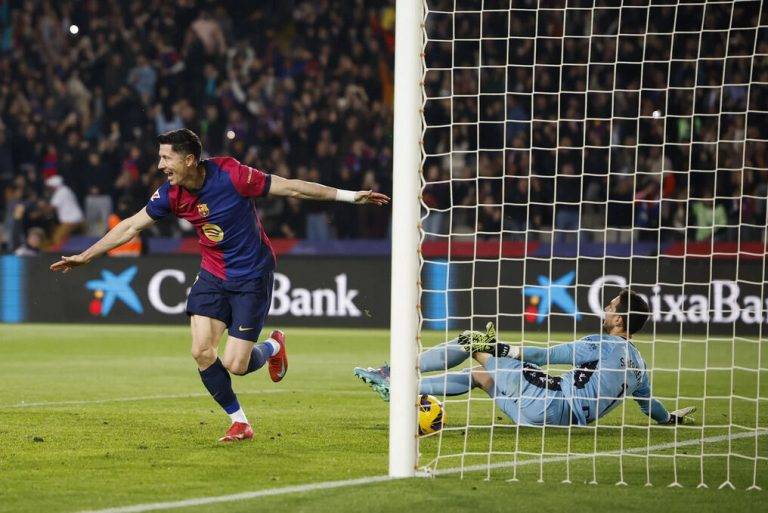 FOTOGRAFÍA. BARCELONA (REINO DE ESPAÑA), 27 DE MARZO DE 2025. El delantero del FC Barcelona Robert Lewandowski celebra su gol, tercero del equipo blaugrana, durante el partido de la jornada 27 de LaLiga que FC Barcelona y Atlético Osasuna disputan hoy jueves en el Estadio Olímpico Lluís Companys. Efe