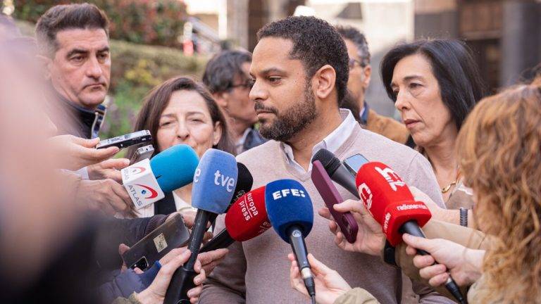 FOTOGRAFÍA. BILBAO (LAS VASCONGADAS) REINO DE ESPAÑA, 05 DE MARZO DE 2025. El secretario general de VOX, Ignacio Garriga Vaz de Conceiçao (c), quien ha estado acompañado por la coordinadora Nacional Jurídica Marta Castro Fuentes (i), y la parlamentaria autonómica, María Amaia Martínez Grisaleña (Amaia Martínez) (d), atiende a los medios de comunicación en Bilbao antes de asistir al juicio a los nazis que atacaron la campaña electoral de VOX. Lasvocesdelpueblo (Ñ Pueblo)