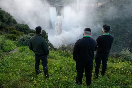 FOTOGRAFÍA. MÁLAGA (ANDALUCÍA) REINO DE ESPAÑA, 18 DE MARZO DE 2025. Varias personas observan el desembalse de la presa de Casasola, en Almogía, Málaga. Las intensas lluvias registradas durante la madrugada en la provincia de Málaga han provocado el desbordamiento del río Guadalhorce y el río Campanillas, lo que ha afectado a varias barriadas de los municipios de Málaga capital y Cártama. Efe