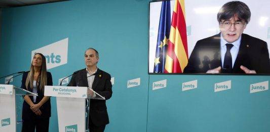 FOTOGRAFÍA. BARCELONA (CATALUÑA) REINO DE ESPAÑA, 04 DE MARZO DE 2025. El secretario general de Junts per Catalunya (JxCat) y indultado preso golpista del PROCÉS, Jordi Turull Negre (d), y la portavoz en el Congreso, Miriam Nogueras Camero (i), durante la rueda de prensa que han ofrecido este martes acompañados por el prófugo de la Justicia española y presidente de JxCat, Carles Puigdemont Casamajó, por videoconferencia, en la que han reivindicado la delegación "integral" de la gestión de la inmigración a Cataluña a cambio de los apoyos del separatismo al Gobierno del PSOE de Pedro Sánchez Pérez-Castejón. Efe