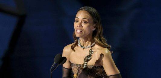 FOTOGRAFÍA. LOS ÁNGELES (ESTADOS UNIDOS DE AMÉRICA), 02 DE MARZO DE 2025. Zoe Saldana habla en el escenario tras ganar el Óscar a la Mejor Actriz de Reparto por 'Emilia Pérez' durante la 97 ceremonia anual de los Premios Oscar en el Teatro Dolby del barrio de Hollywood de Los Ángeles, California, EE.UU. Efe