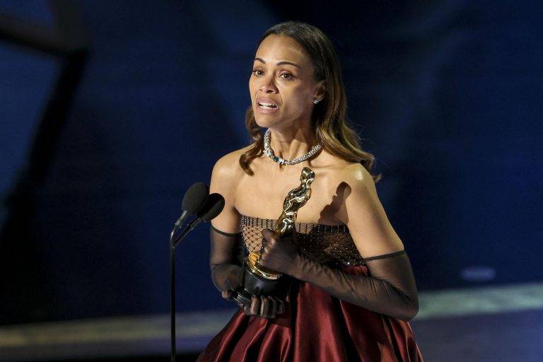 FOTOGRAFÍA. LOS ÁNGELES (ESTADOS UNIDOS DE AMÉRICA), 02 DE MARZO DE 2025. Zoe Saldana habla en el escenario tras ganar el Óscar a la Mejor Actriz de Reparto por 'Emilia Pérez' durante la 97 ceremonia anual de los Premios Oscar en el Teatro Dolby del barrio de Hollywood de Los Ángeles, California, EE.UU. Efe