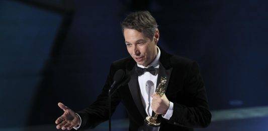 FOTOGRAFÍA. LOS ÁNGELES (ESTADOS UNIDOS DE AMÉRICA), 02 DE MARZO DE 2025. Sean Baker acepta el Oscar al Mejor Montaje por 'Anora' durante la 97a ceremonia anual de los Premios de la Academia en el Dolby Theatre en el barrio de Hollywood de Los Ángeles, California, Estados Unidos, el 02 de marzo de 2025. Efe