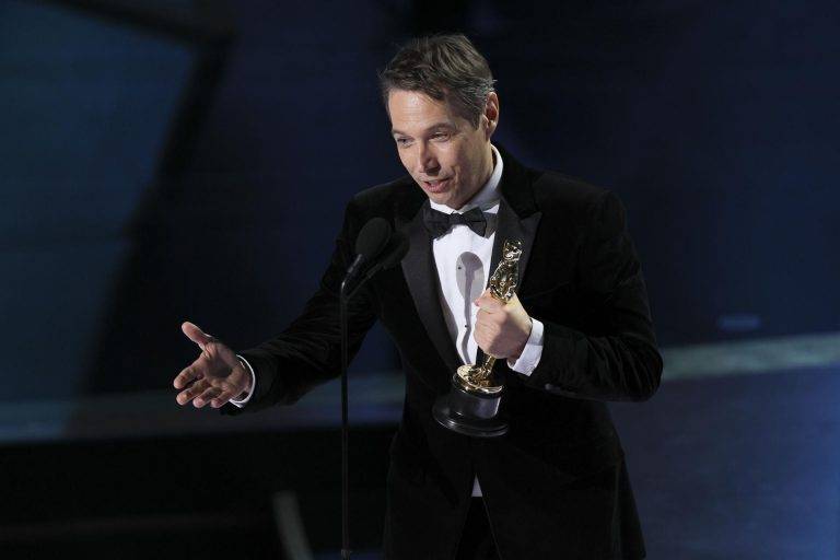 FOTOGRAFÍA. LOS ÁNGELES (ESTADOS UNIDOS DE AMÉRICA), 02 DE MARZO DE 2025. Sean Baker acepta el Oscar al Mejor Montaje por 'Anora' durante la 97a ceremonia anual de los Premios de la Academia en el Dolby Theatre en el barrio de Hollywood de Los Ángeles, California, Estados Unidos, el 02 de marzo de 2025. Efe