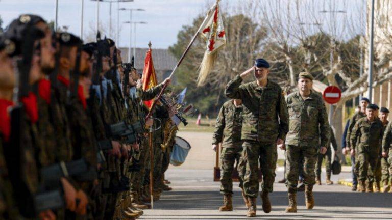 FOTOGRAFÍA. ZARAGOZA (ARAGÓN), 25 DE MARZO DE 2025. El rey Felipe VI (c) visita este martes la Brigada Aragón I, donde conocerá de primera mano el historial, organización y actividades principales de la unidad. Efe